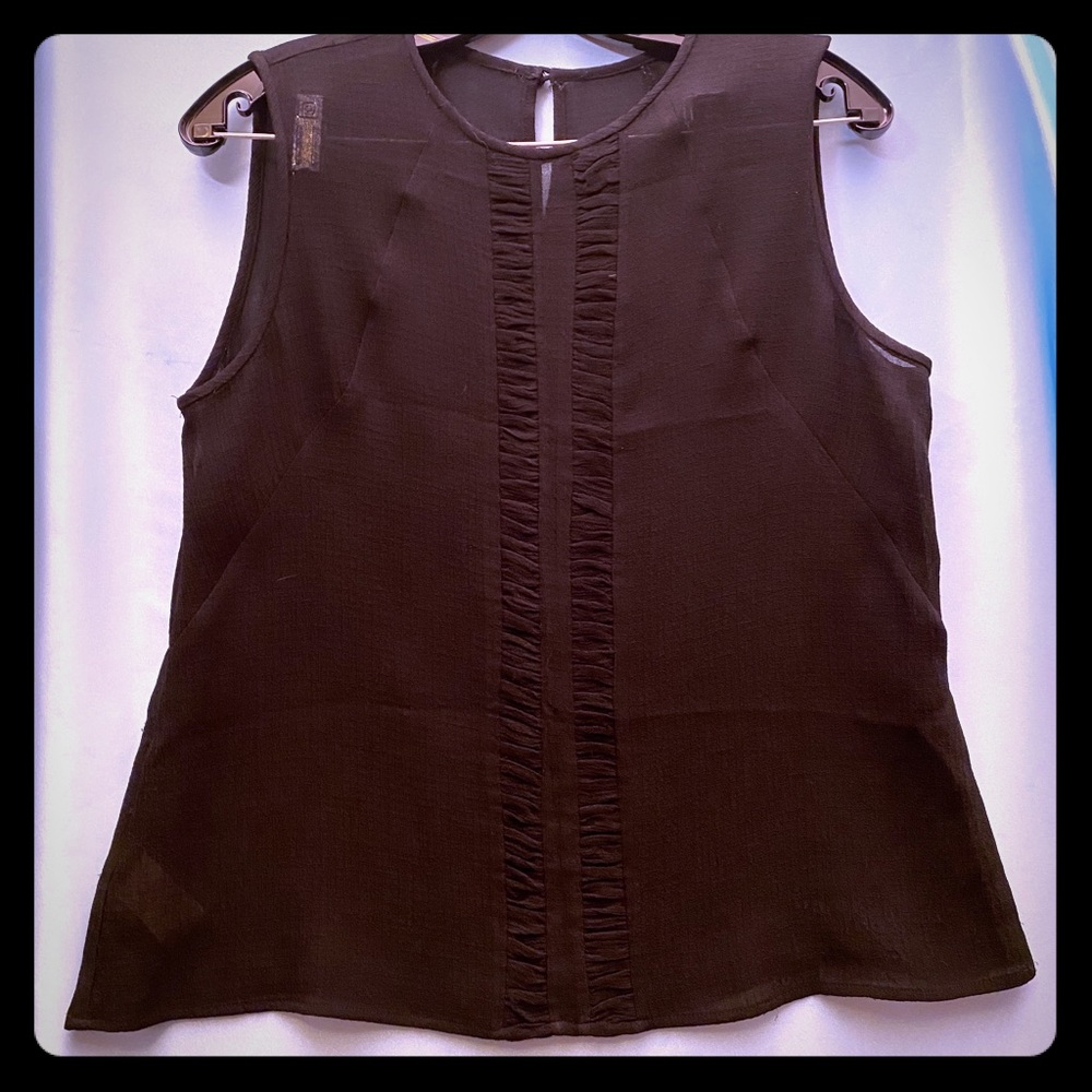 Top Sleevless Black Ribbing Down Front. Size M-L